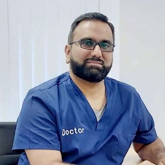 Dr Zeeshan Farooqui hair transplant surgeon at HSHTC